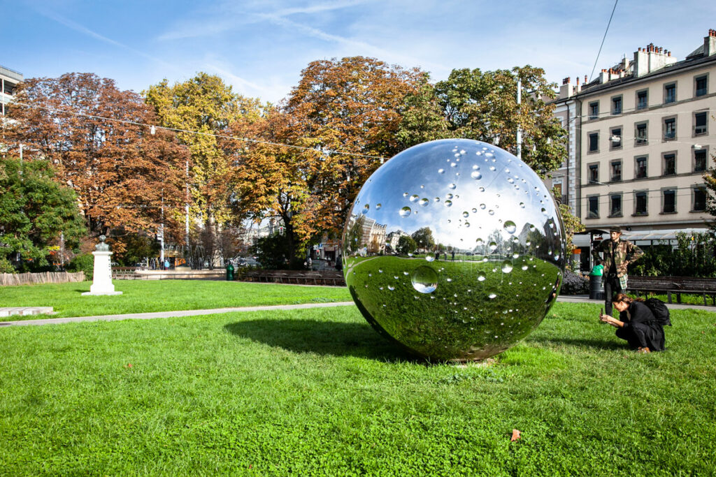 Mirror Sphere - Not Vital è Moon - Palla a specchio a Plainpalas - Ginevra