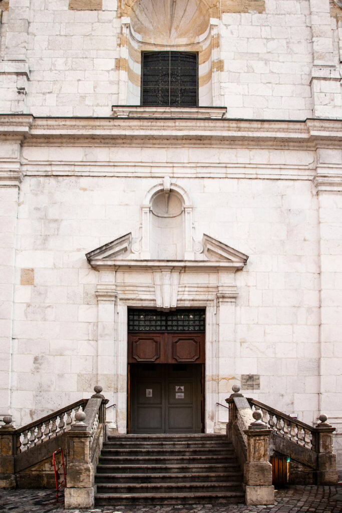 Portale d'ingresso della chiesa di San Francesco di Sales