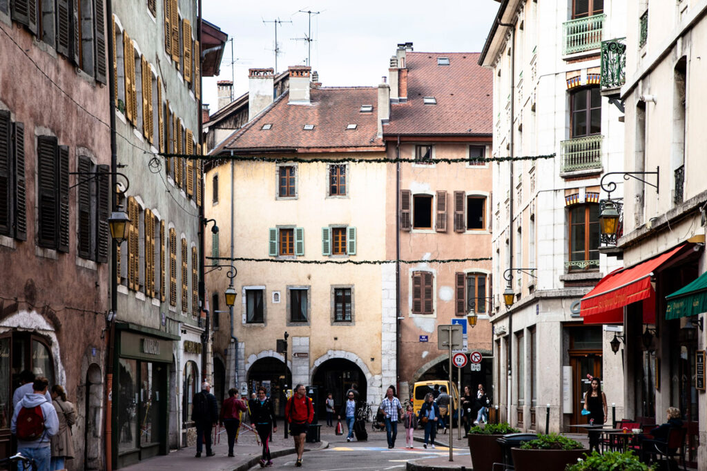 Romantica Rue Grenette di Annecy con palazzi antichi