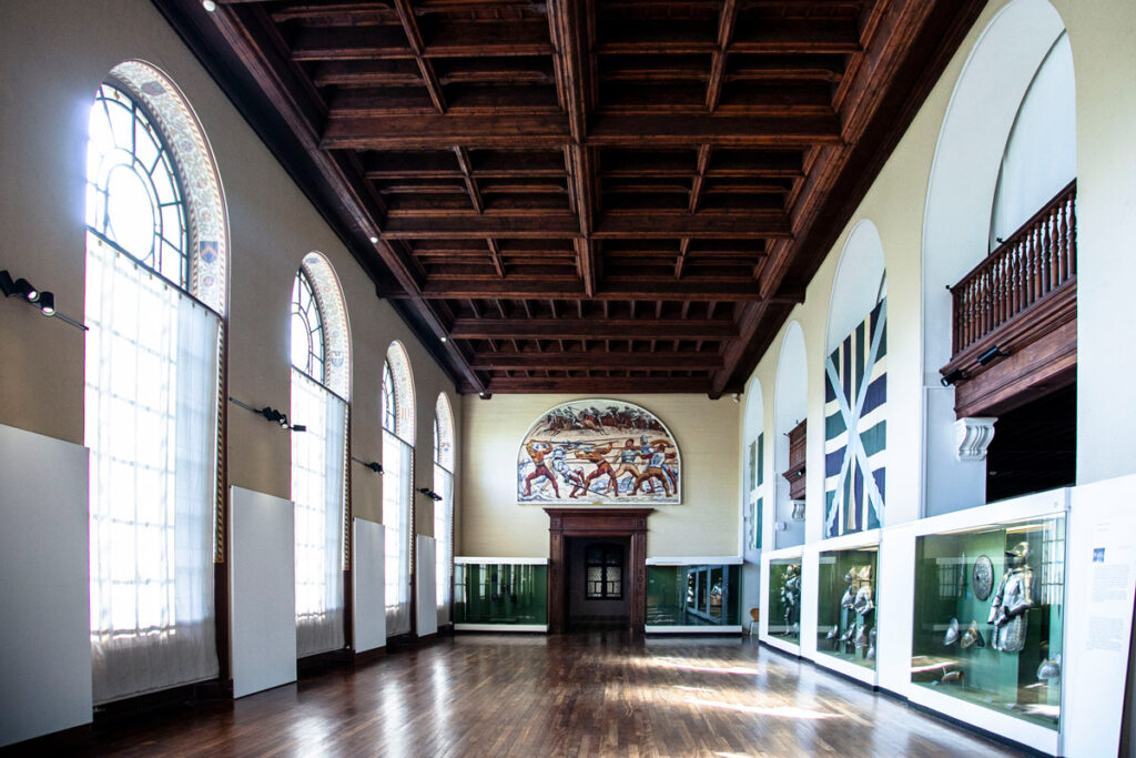 Sala interna del museo d'arte e di storia - Armature