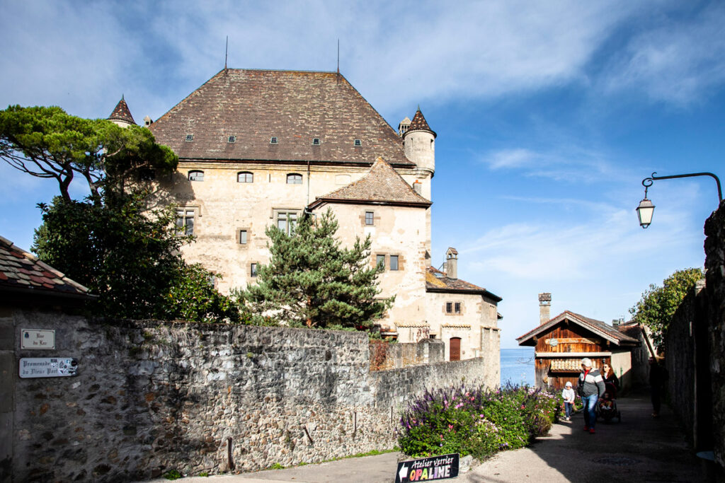 Castello di Yvoire visto dalle vie del centro storico medievale