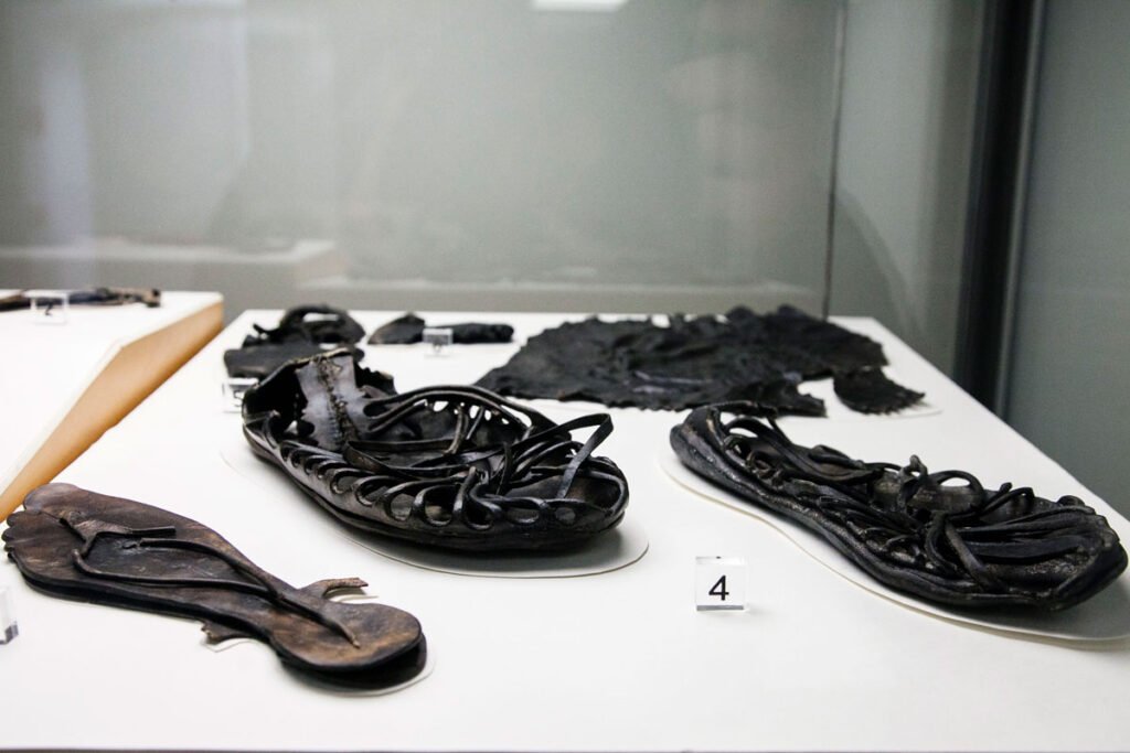 Calzature antiche trovate sulla nave romana