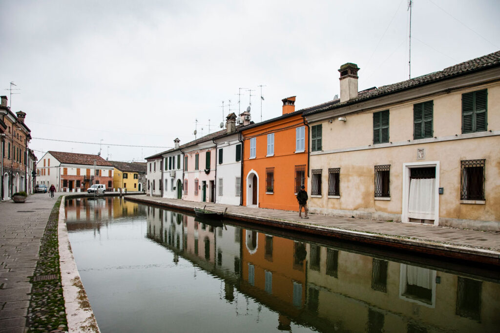 Case colorate sui canali di Comacchio
