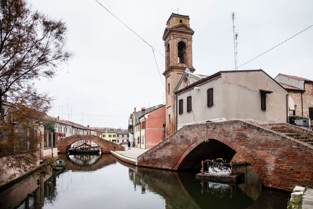 Ponti e canali di Comacchio con chiese e palazzi storici