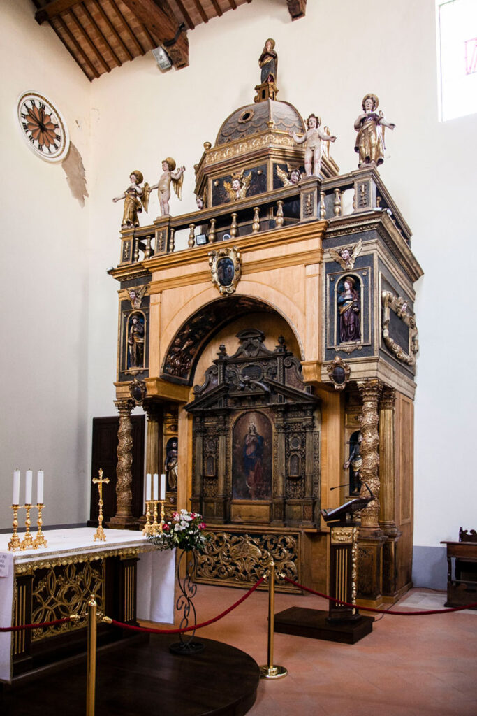 Edicola in legno nel Santuario della Madonna delle Grazie
