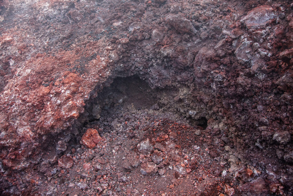 Fumarola con lava calda sul vulcano
