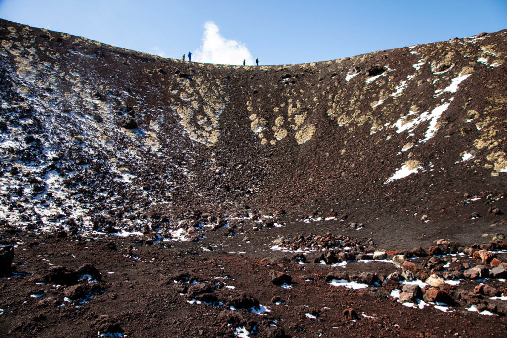 Passeggiata dentro al cratere Silvestri