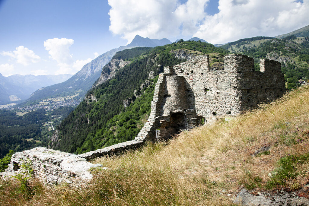 Antica cinta muraria del castello di Graines