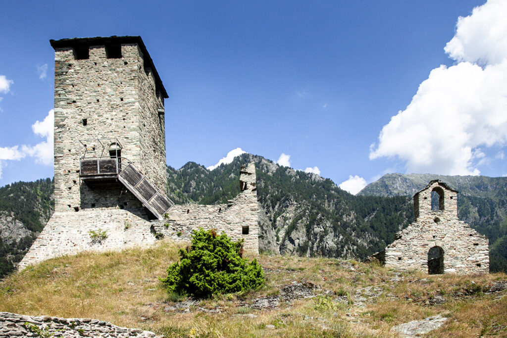 Donjon con edificio che lo affianca e cappella del castello