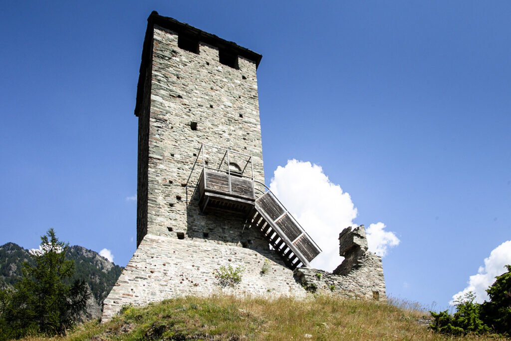 Donjon del castello di Graines con ingresso rialzato