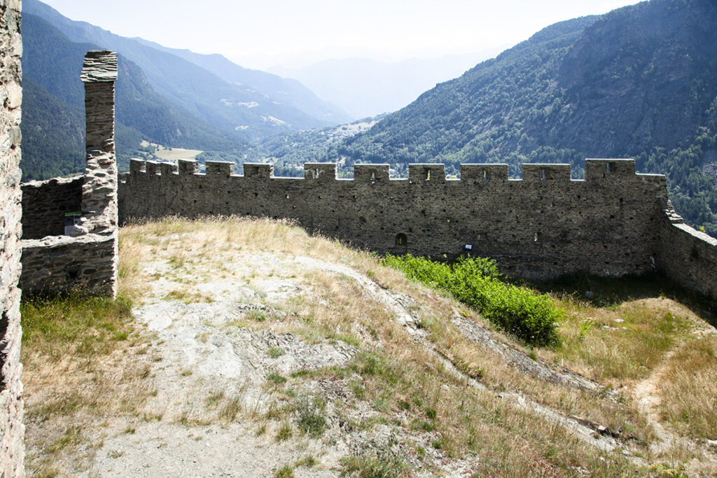 Le mura dei ruderi del castello di Graines