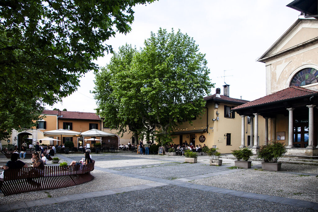 Piazza Parravicino con alberi e locali