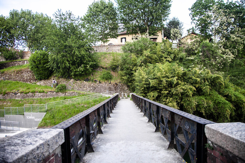 Ponte sul canale Villoresi con Tornavento sullo sfondo