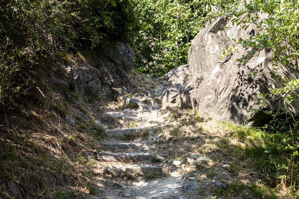 Sentiero che sale tra le rocce per la cascata - Val d'Ayas