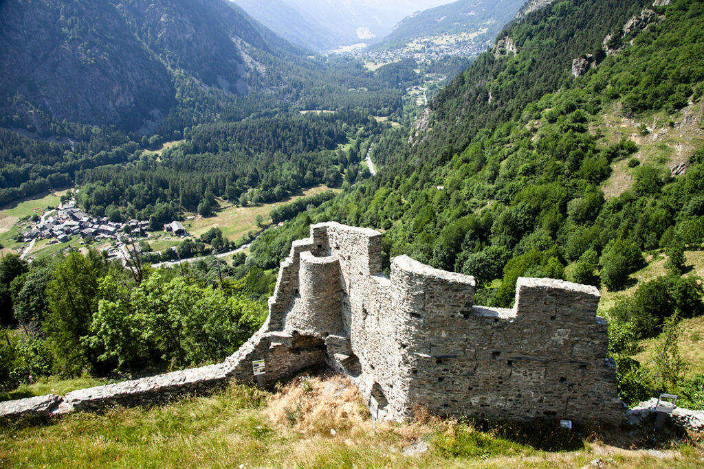 Val d'Ayas e Brusson visti da Castello di Graines