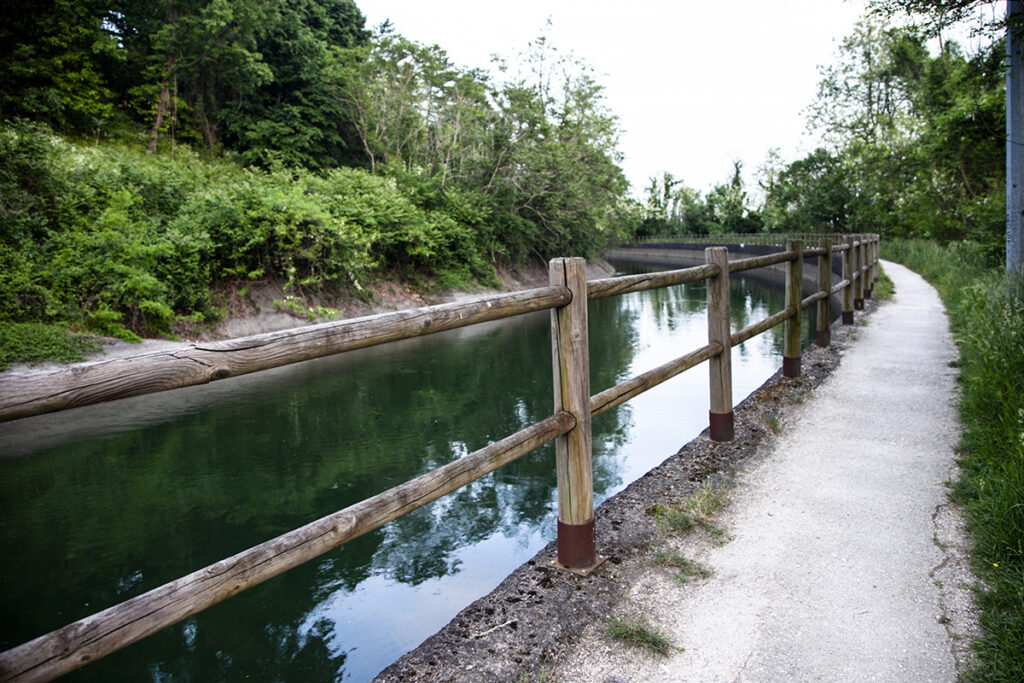 Via pedonale e ciclabile a Tornavento sul canale