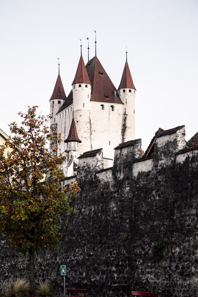 Castello di Thun dietro la cinta muraria