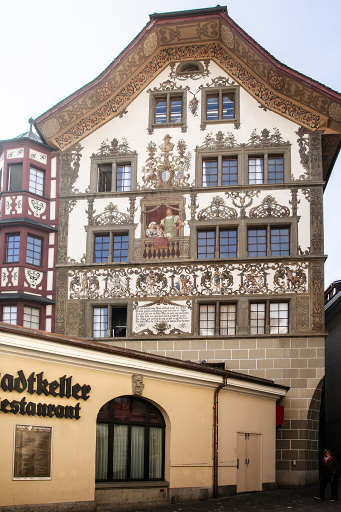 Edifici dipinti in Sternenplatz a Lucerna