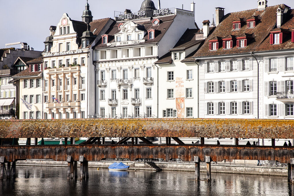 Kapellbrucke e palazzi storici sullo sfondo