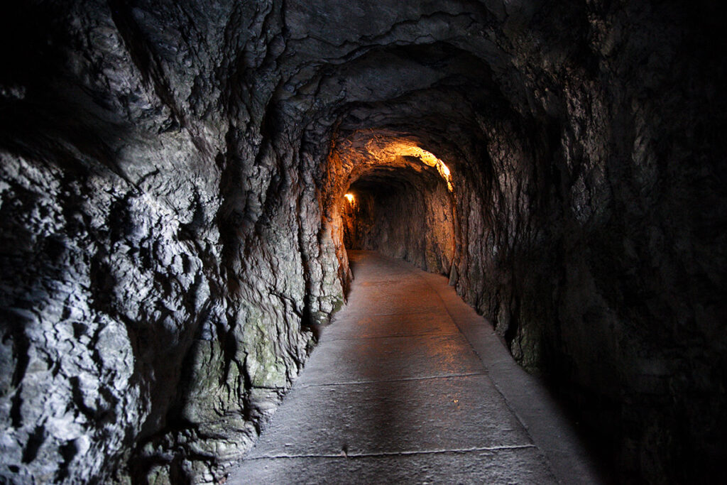 Passaggio dentro a una grotta di roccia - Gola dell'Aare