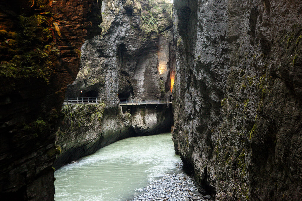 Passerella con illuminazione per le visite serali alla gola