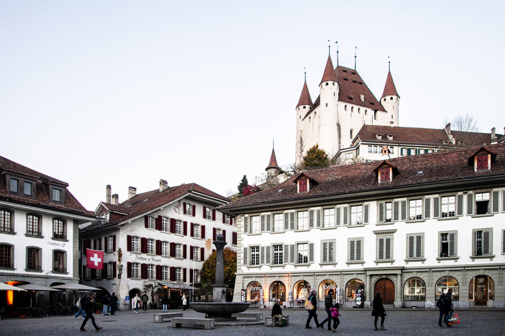 Piazza del municipio di Thun con castello sullo sfondo