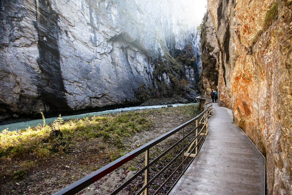 Rocce scaldate dalla luce del tramonto nella gola