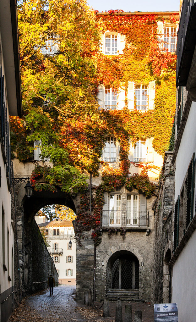 Casa ad arco con edera nel centro storico di Sion