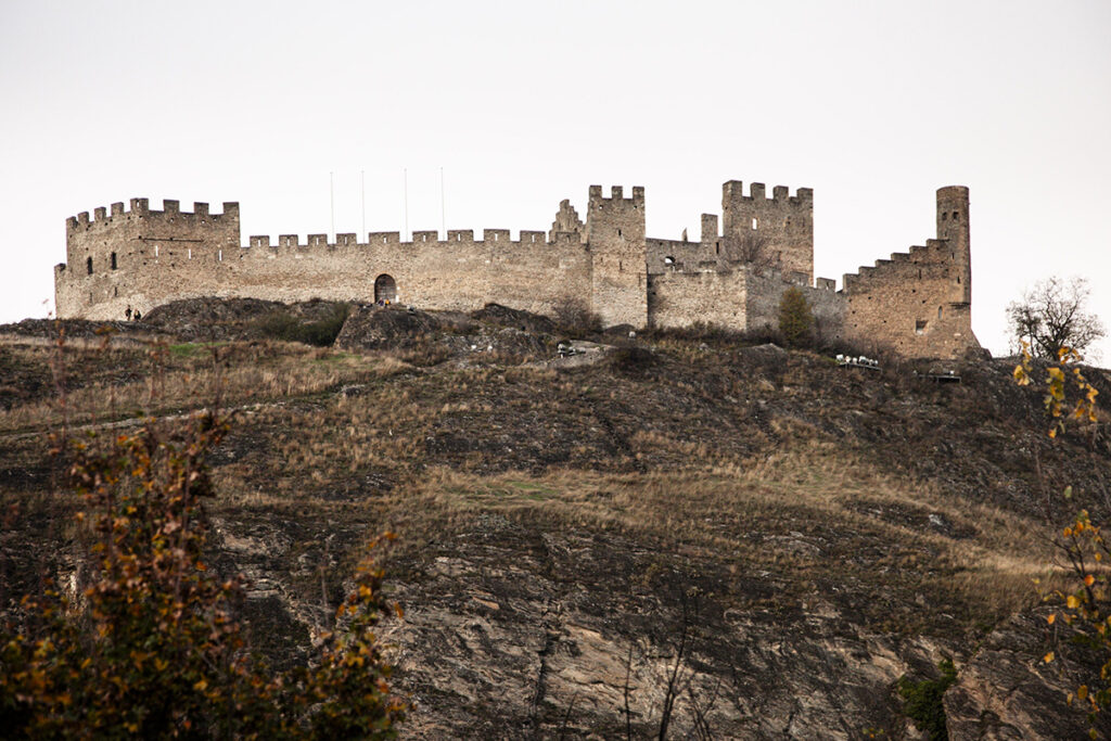Castello Tourbillon di Sion su montagna rocciosa