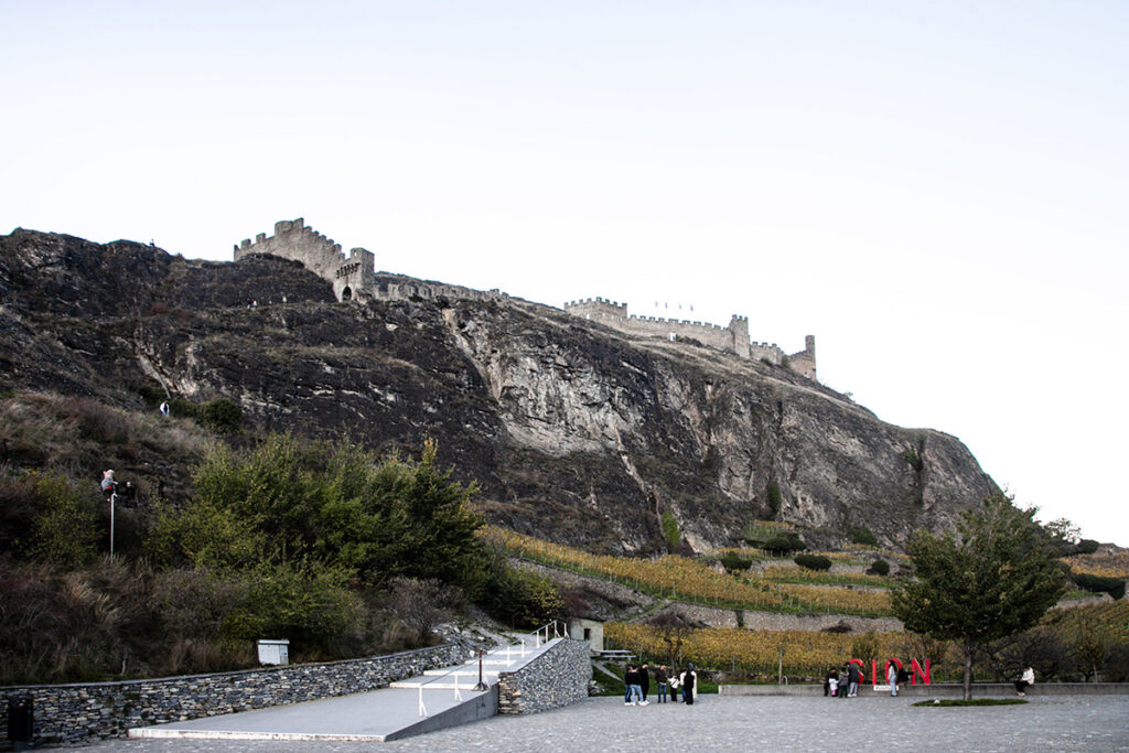 Castello Tourbillon sul promontorio roccioso