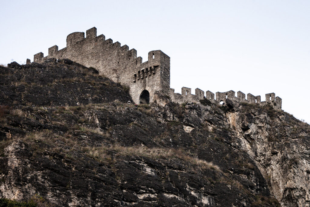 Castello sul promontorio roccioso - Sion