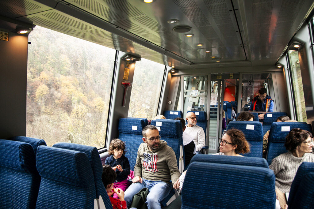 Interni del treno del foliage panoramico