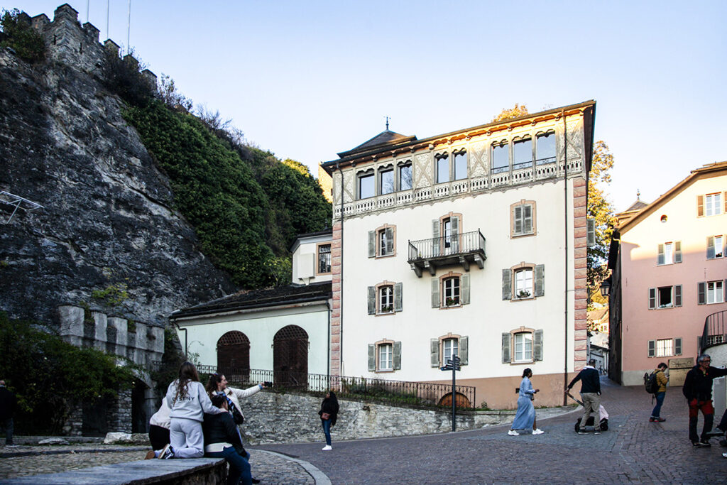 Palazzi antichi ai piedi del castello