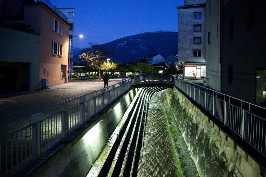 Place du Midi e il suo canale - Sion