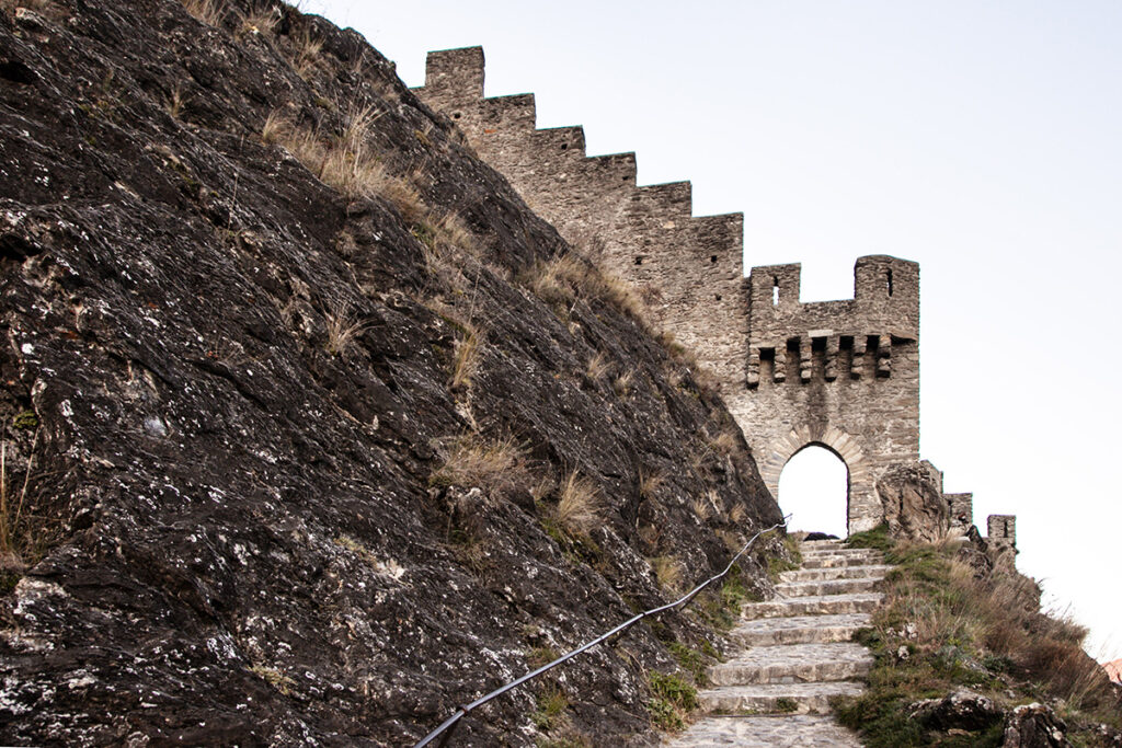 Scalinata e porta d'ingresso del castello Tourbillon