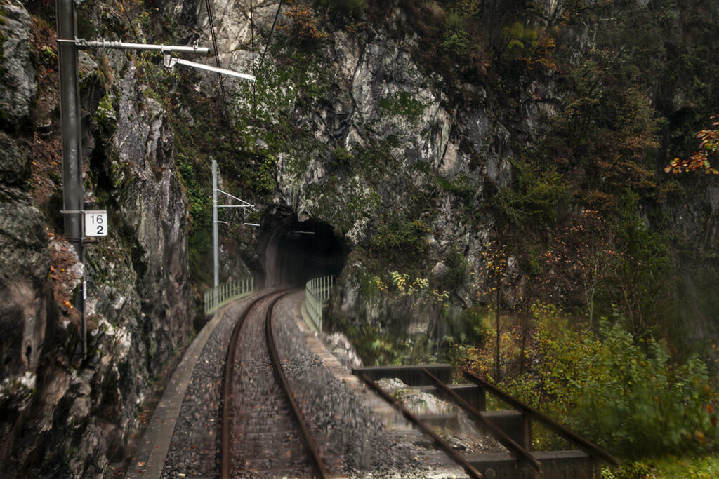 Scorcio della ferrovia che entra in una galleria